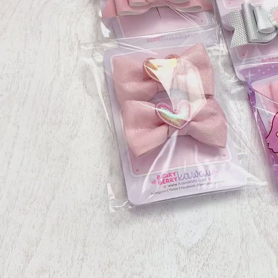 a bunch of little bows that are on a table